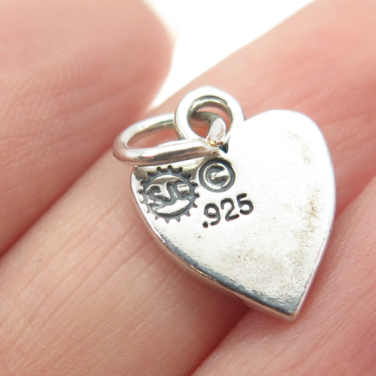SUNDANCER 925 Sterling Silver Vintage Footprints Heart Minimalist Charm Pendant