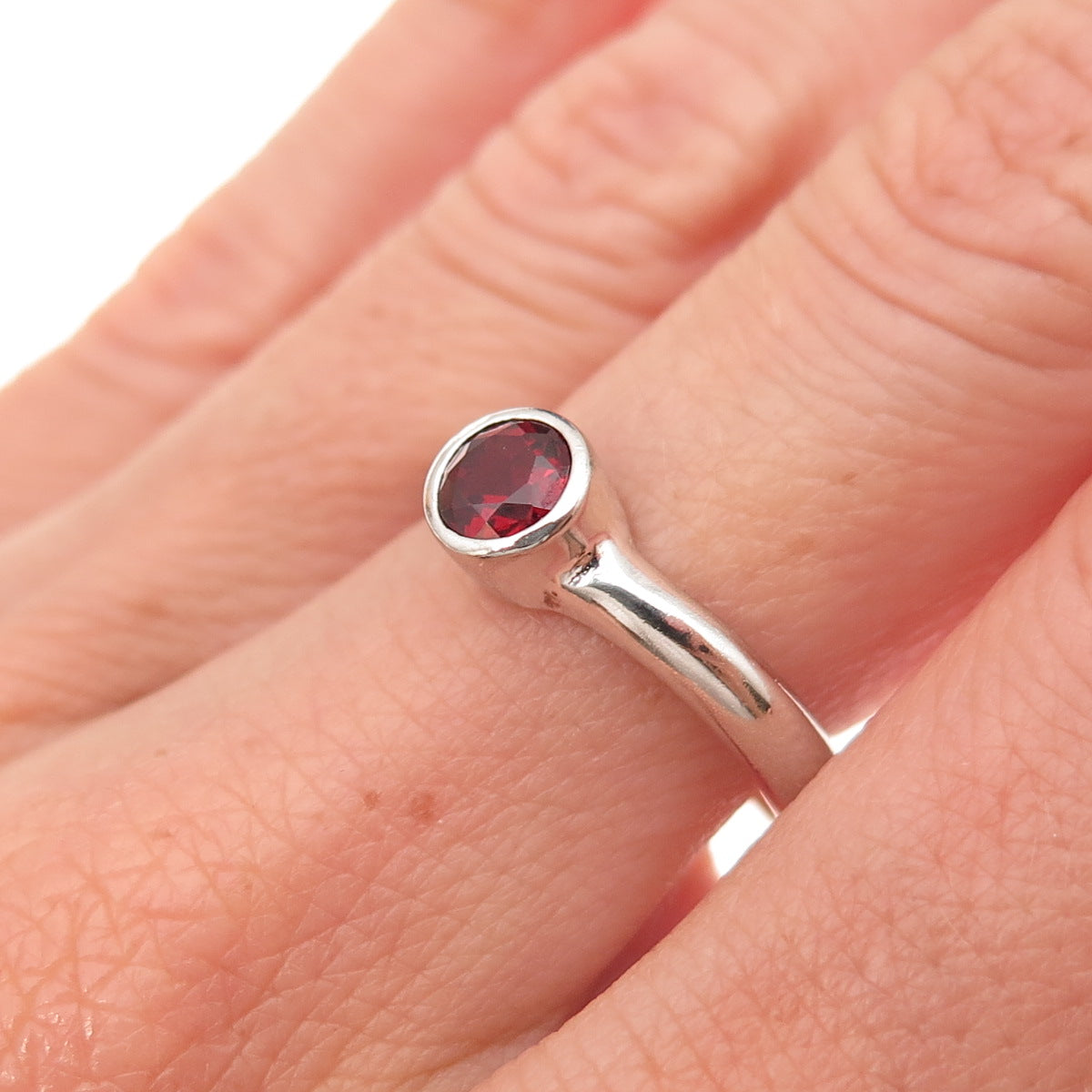 925 Sterling Silver Vintage Real Round-Cut Red Garnet Ring Size 7.25