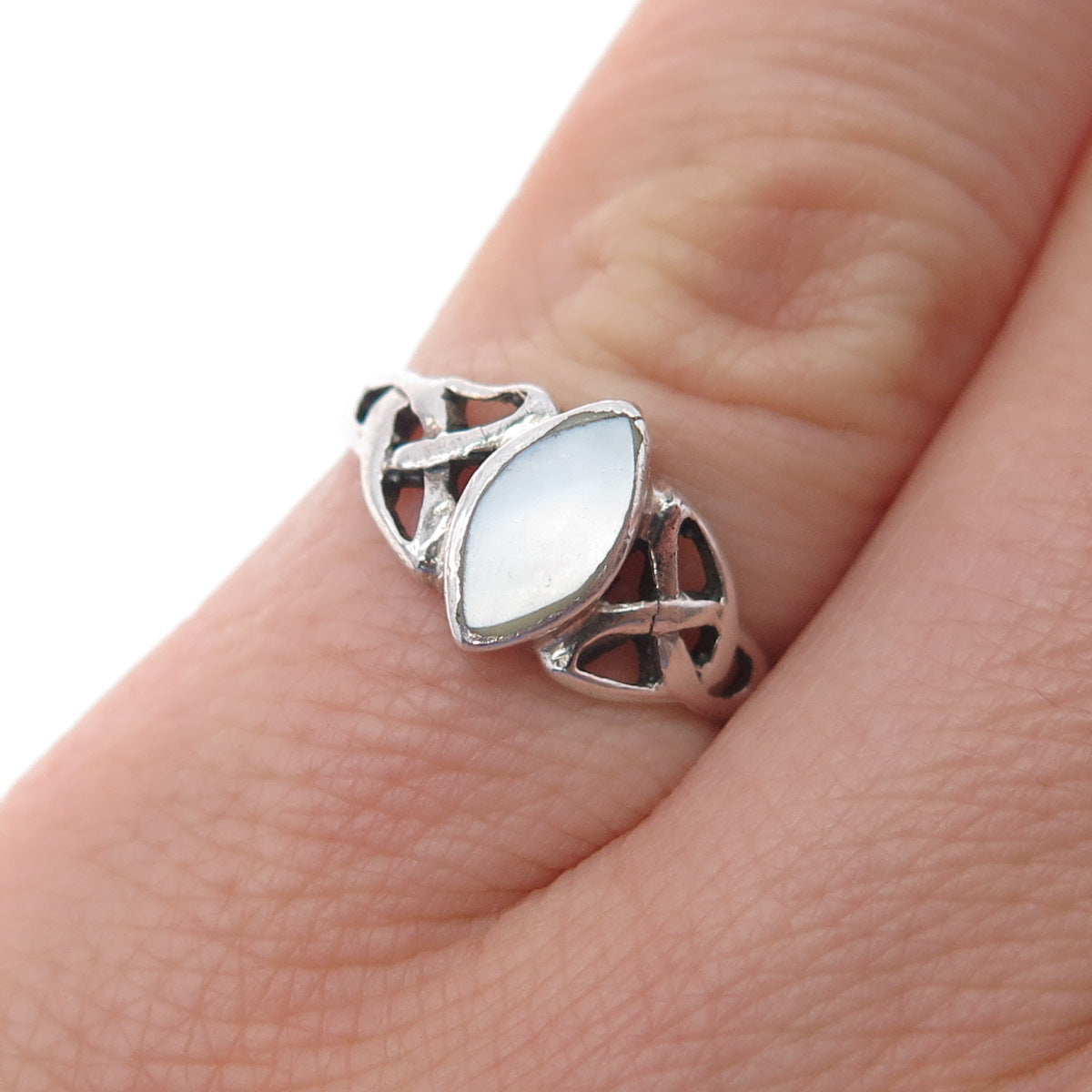 925 Sterling Silver Vintage Real MOP Celtic Trinity Knot Ring Size 5