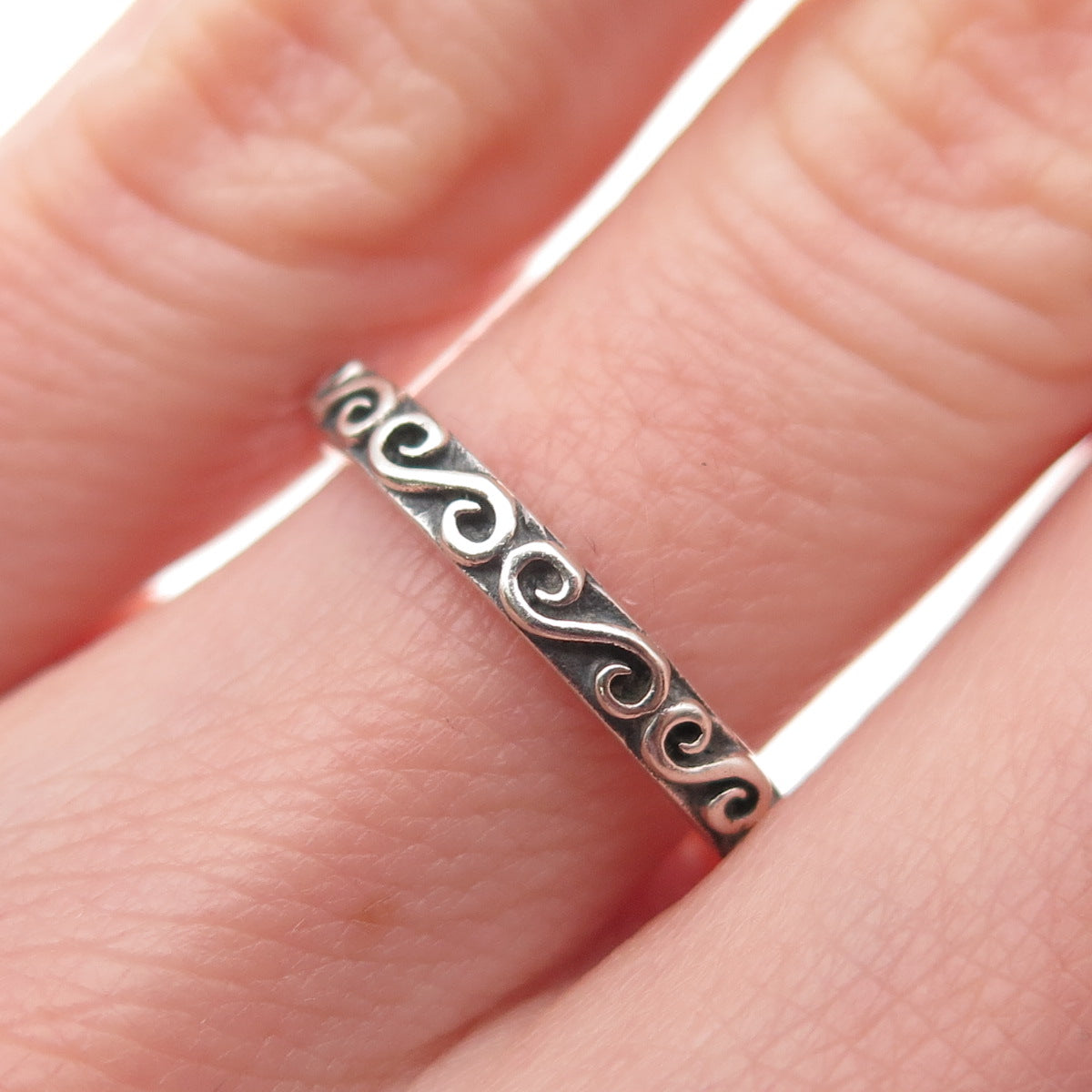 925 Sterling Silver Vintage Swirl Stackable Oxidized Band Ring Size 5.5