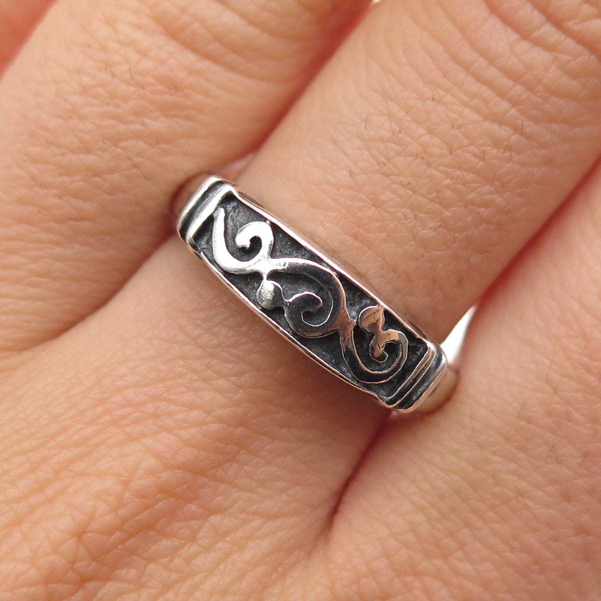 CHARLES WINSTON 925 Sterling Silver Vintage Swirl Oxidized Band Ring Size 8.25