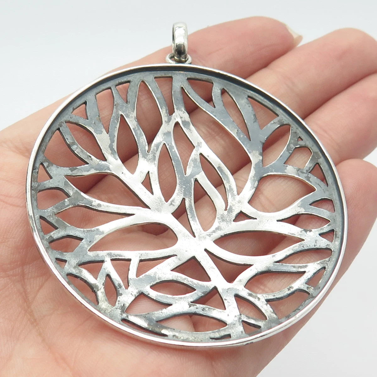 925 Sterling Silver Vintage Leaves Round Pendant