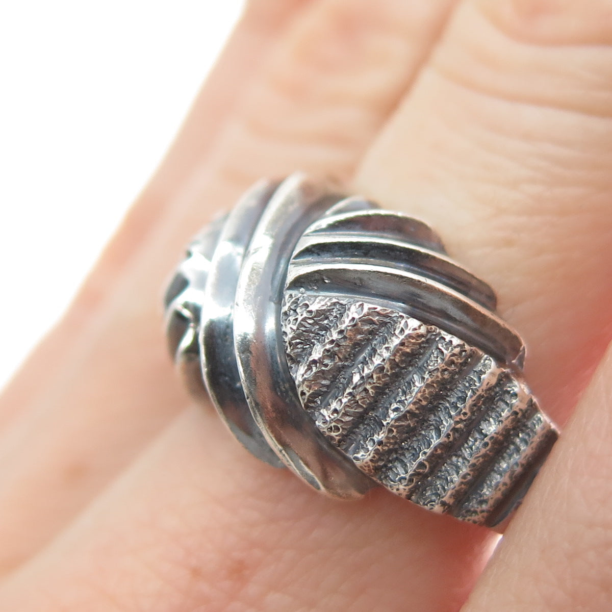 925 Sterling Silver Vintage Modernist Crisscross Oxidized Ring Size 7.25