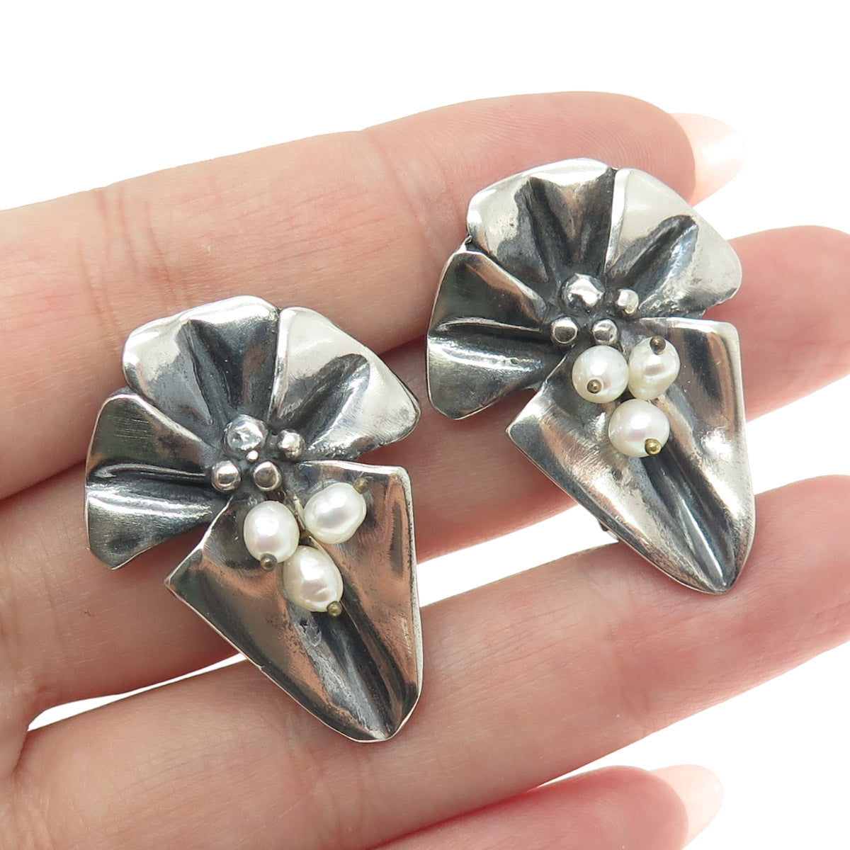 ARTIO Sterling Silver Vintage Pearl Modernist Floral Oxidized Clip On Earrings