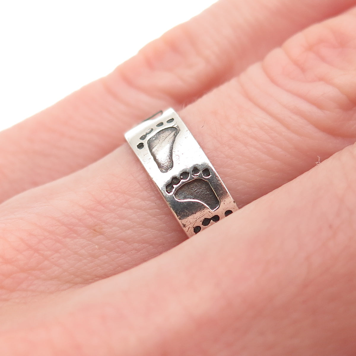 925 Sterling Silver Vintage Footprint Oxidized Band Ring Size 6.5