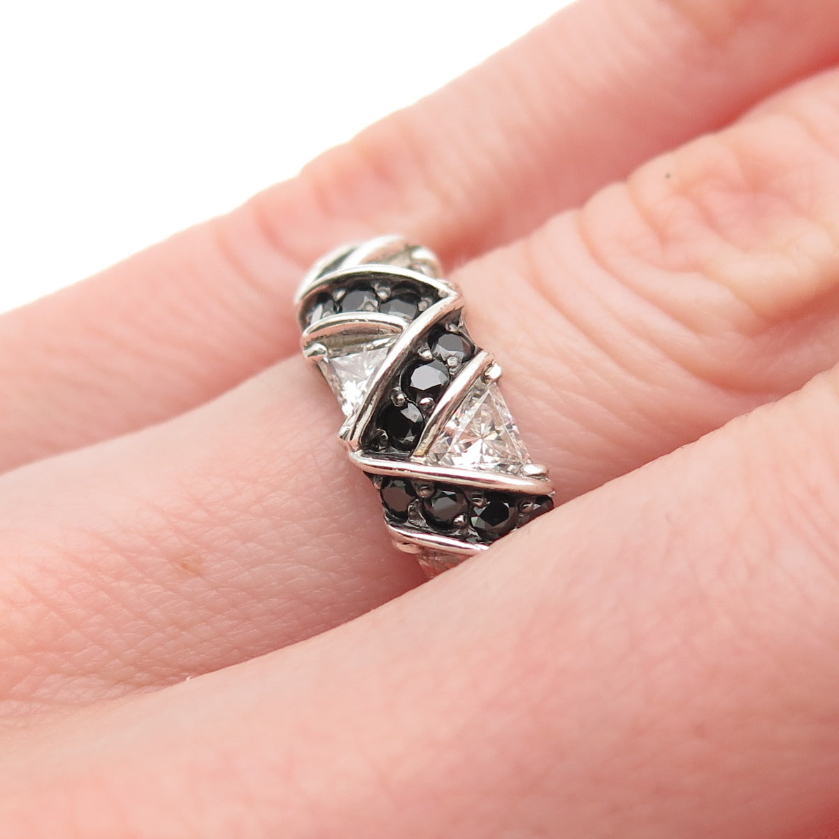 925 Sterling Silver Round-Cut Black & White C Z Zig Zag Ring Size 5