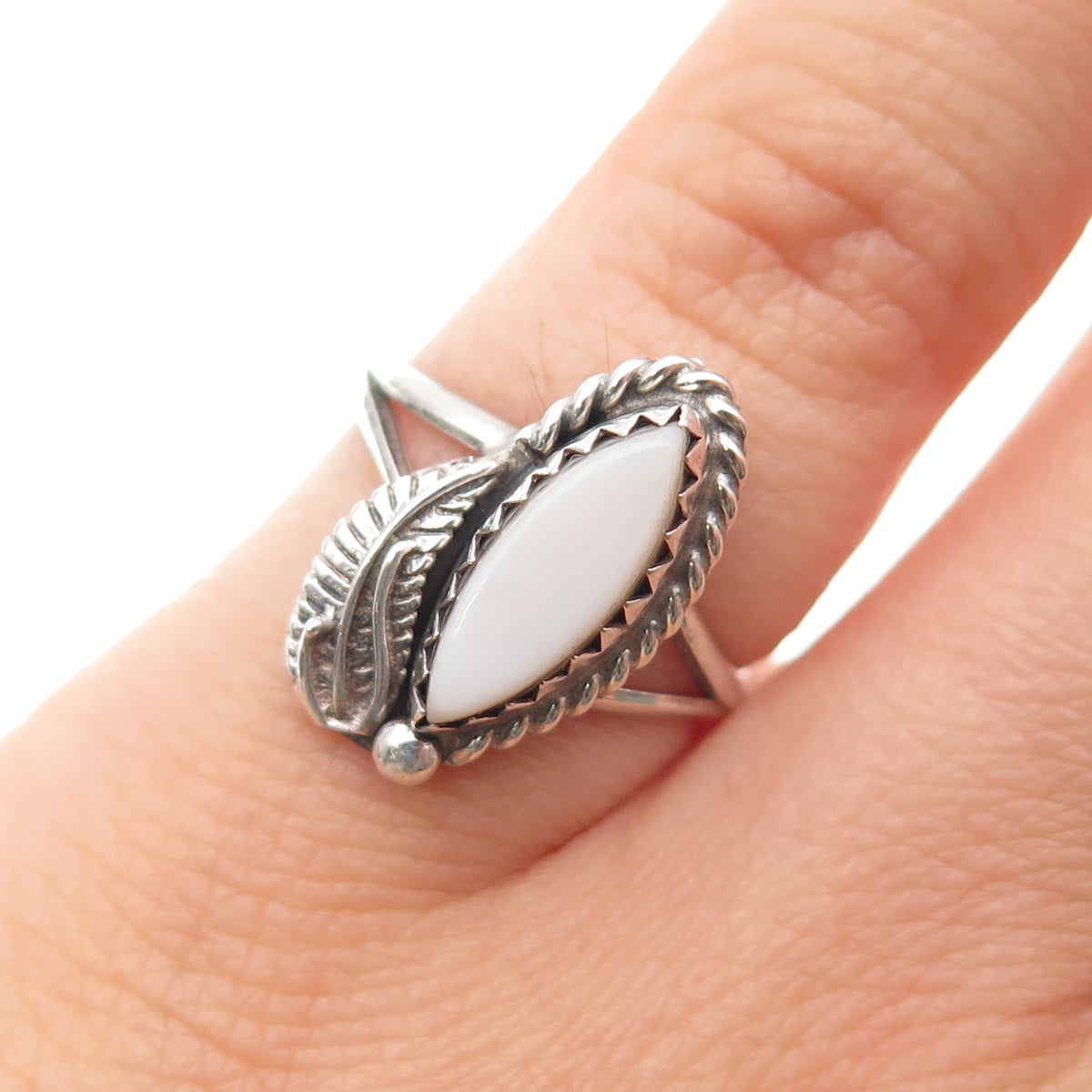 Old Pawn 925 Sterling Silver Vintage Southwestern MOP Feather Ring Size 5.25