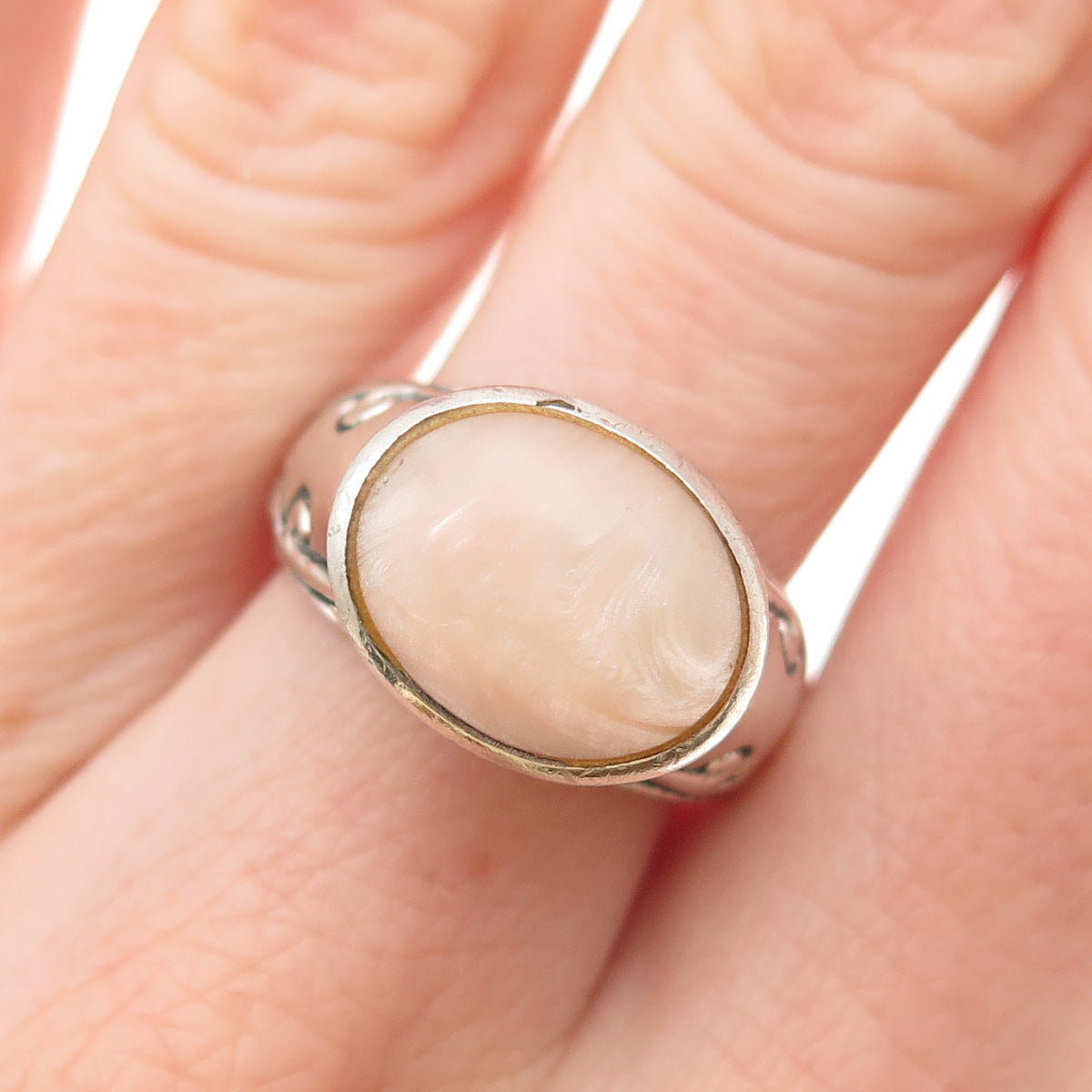 925 Sterling Silver Vintage Real MOP Modernist Scroll Oxidized Ring Size 8