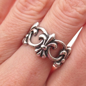 Chateau D’Argent Sterling Silver Vintage Fleur de Lis Oxidized Ring Size 7.75