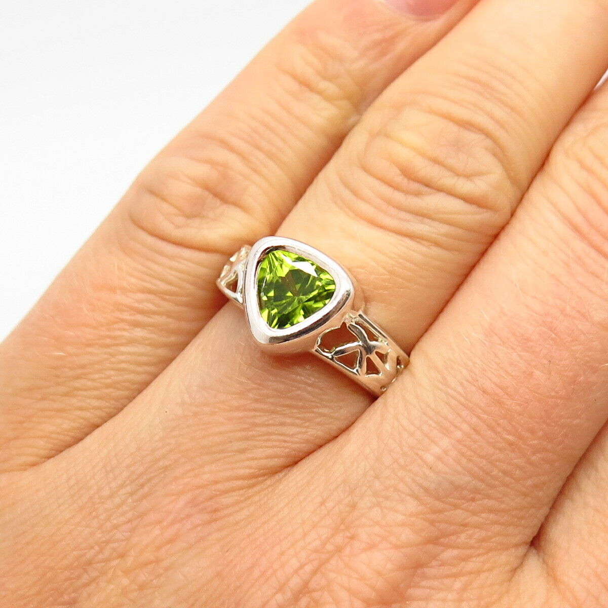 925 Sterling Silver Real Peridot Gemstone Ornate Design Ring