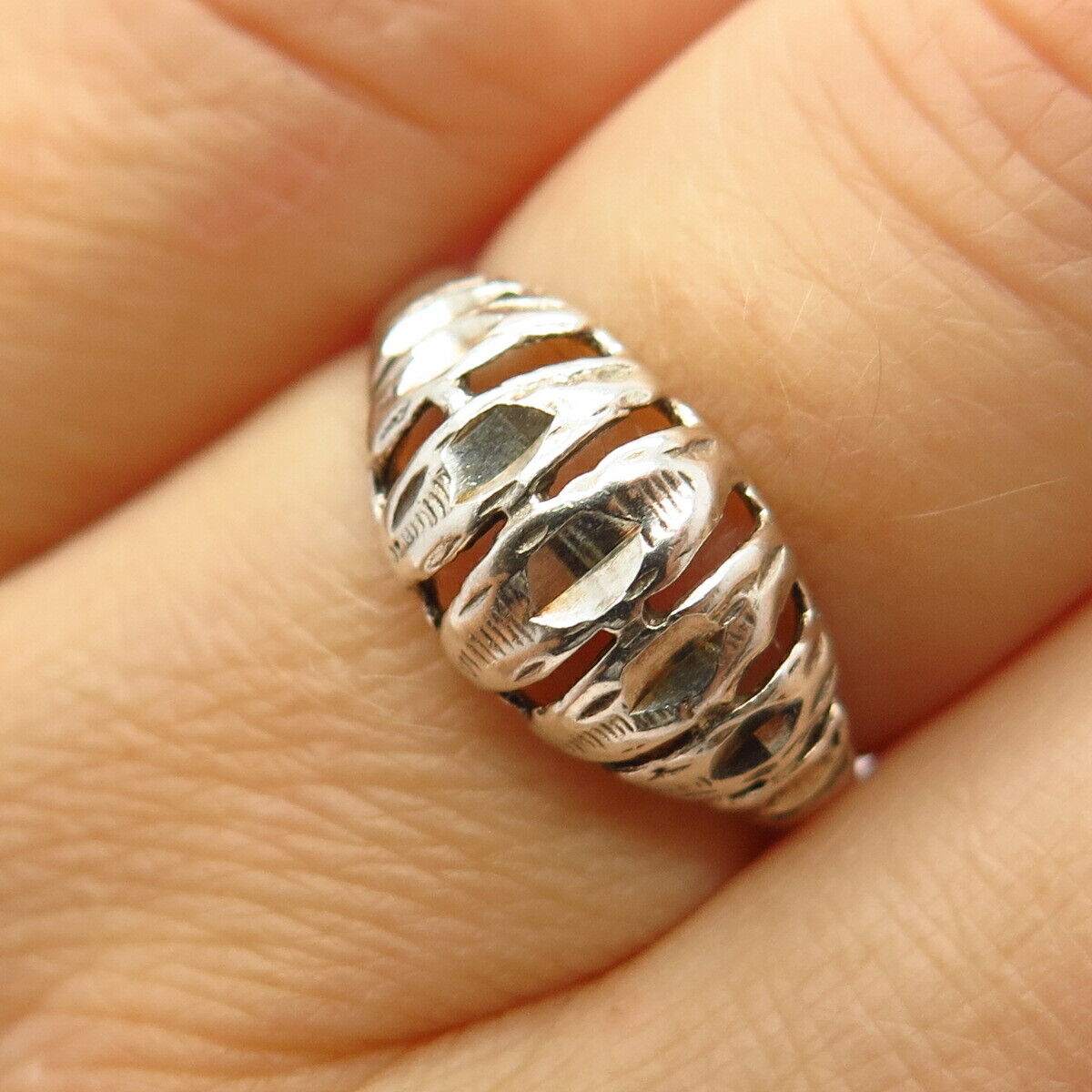 925 Sterling Silver Carved Graduated Design Domed Ring Size 6