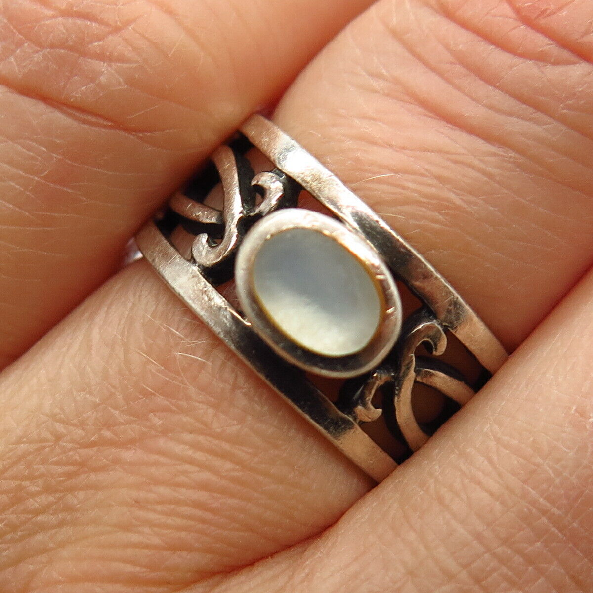 925 Sterling Silver Real Mother-of-Pearl Ornate Design Ring Size 5 3/4