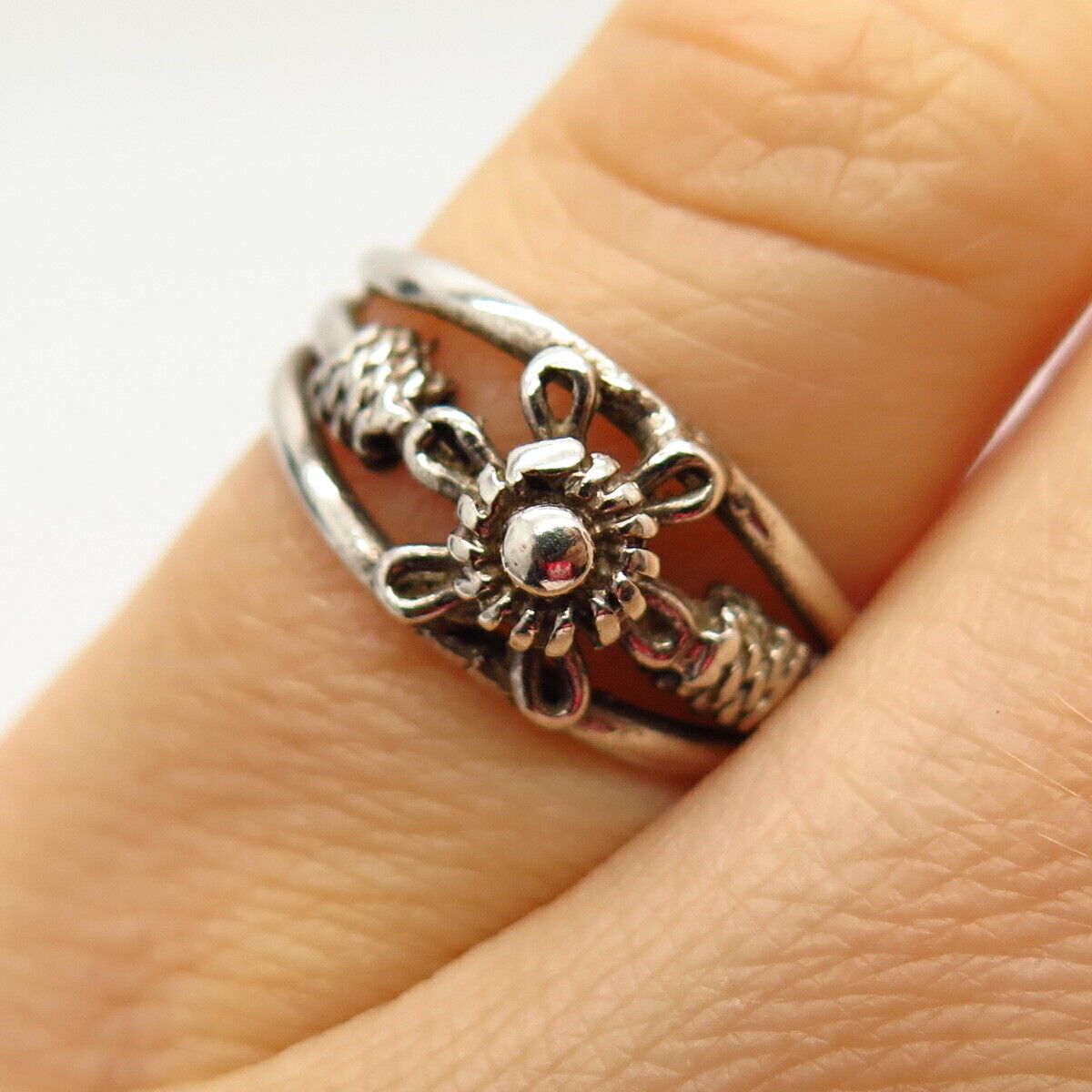 925 Sterling Silver Floral Design Ring Size 5 3/4