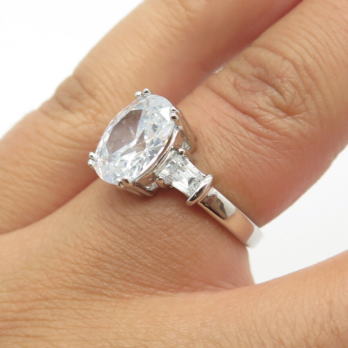 925 Sterling Silver Oval-Cut Shaped C Z Engagement Ring Size 5