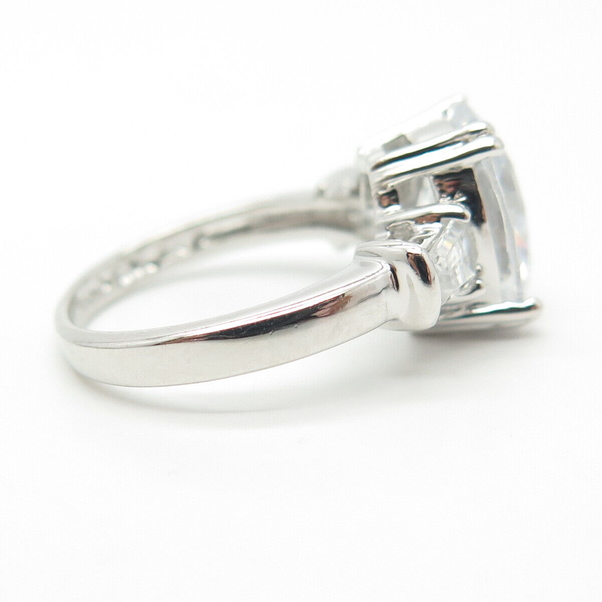 925 Sterling Silver Oval-Cut Shaped C Z Engagement Ring Size 5