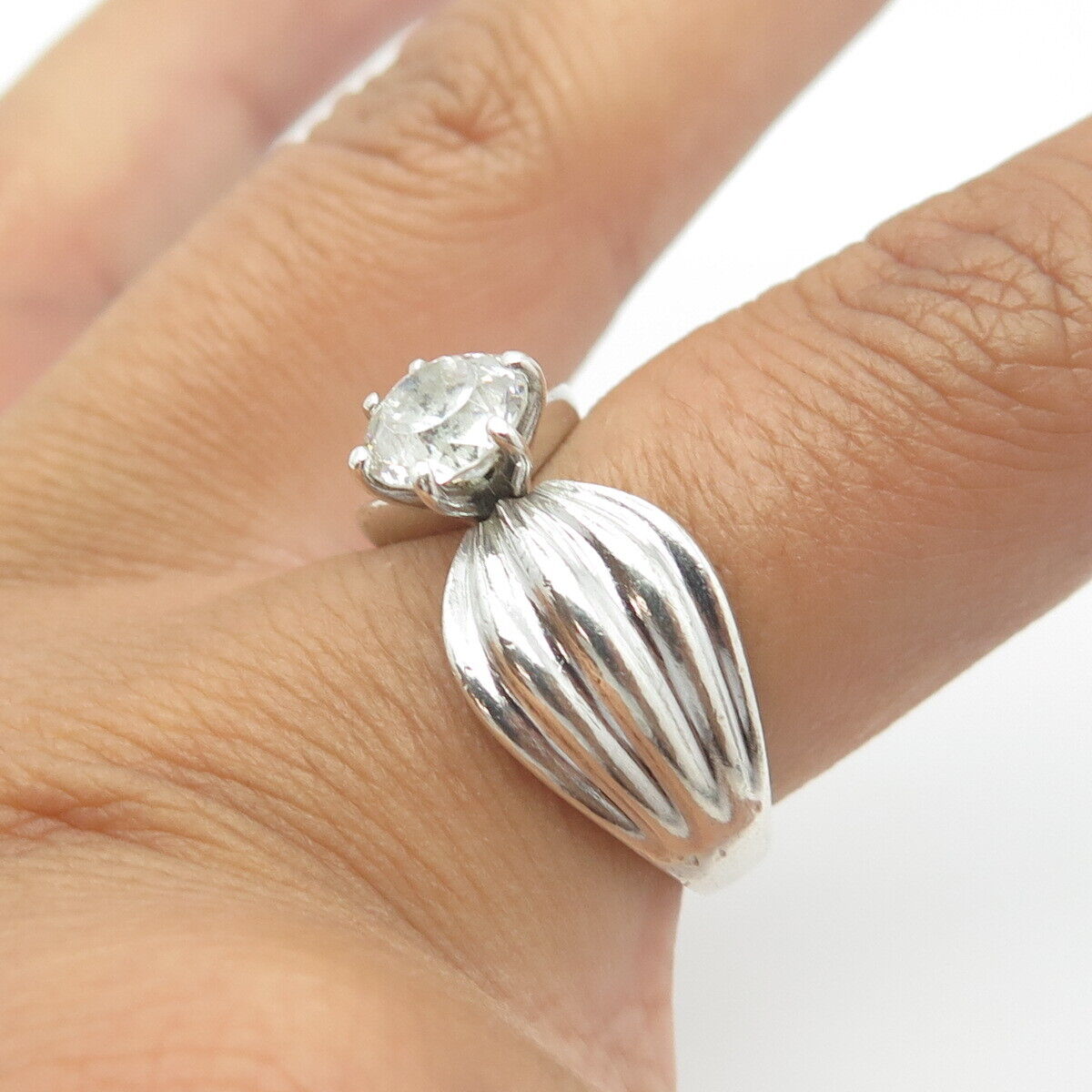 925 Sterling Silver Vintage Round-Cut Shaped White C Z Ribbed Bow Ring Size 7.25