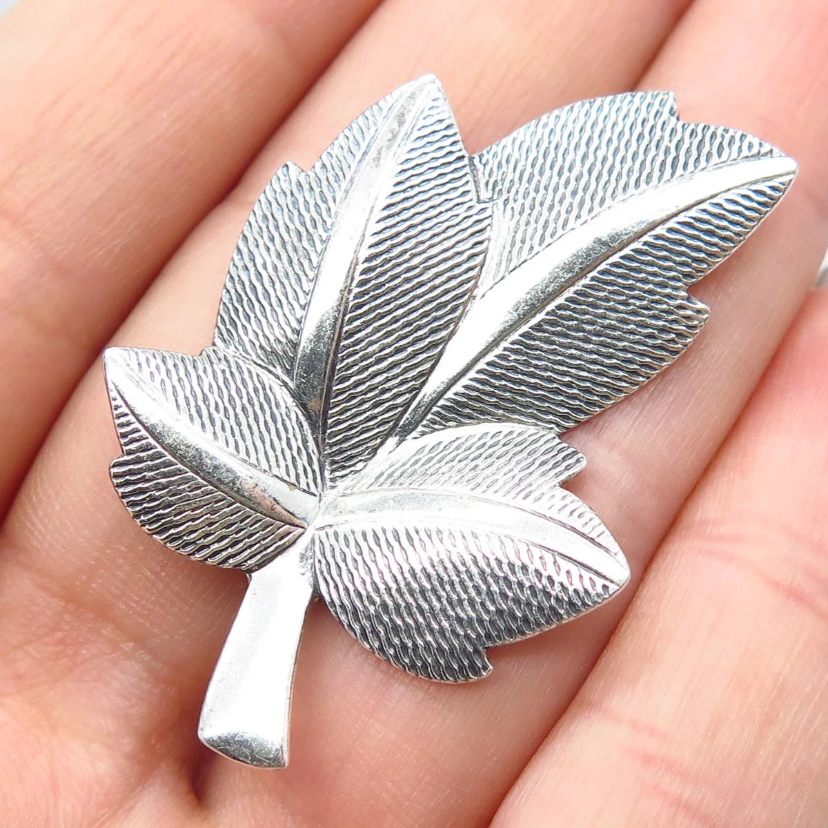 925 Sterling Silver Vintage Jewelart Leaf Textured Pin Brooch