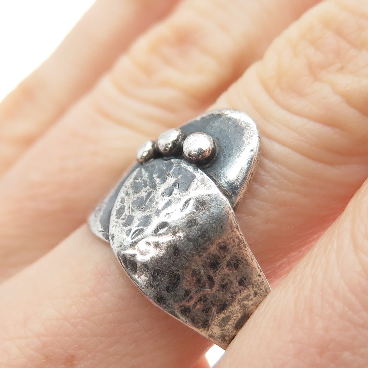 925 Sterling Silver Vintage Modernist Hammered Overlap Oxidized Ring Size 10.5