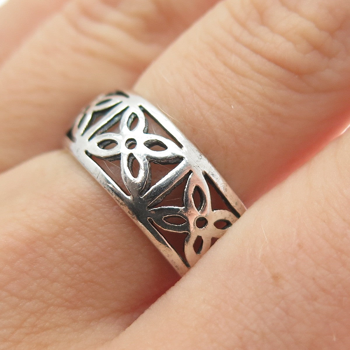 925 Sterling Silver Vintage Modernist Flower Oxidized Band Ring Size 8.25