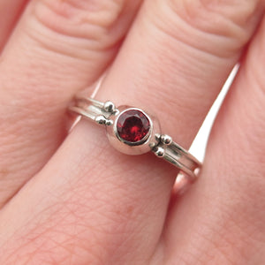 925 Sterling Silver Vintage Real Red Garnet Modernist Ring Size 6.75