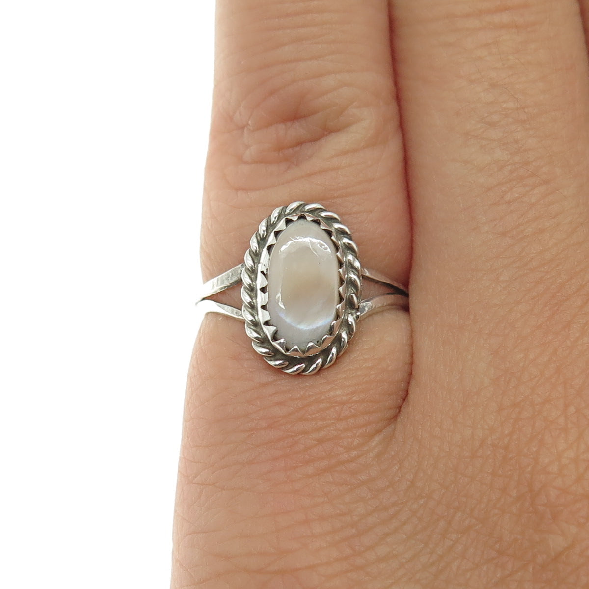 Old Pawn 925 Sterling Silver Vintage Southwestern Mother-of-Pearl Ring Size 4.25