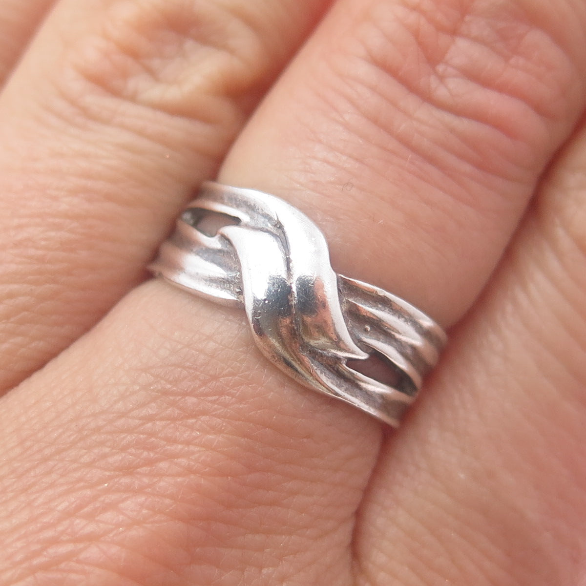 925 Sterling Silver Vintage Modernist Crisscross Oxidized Ring Size 7