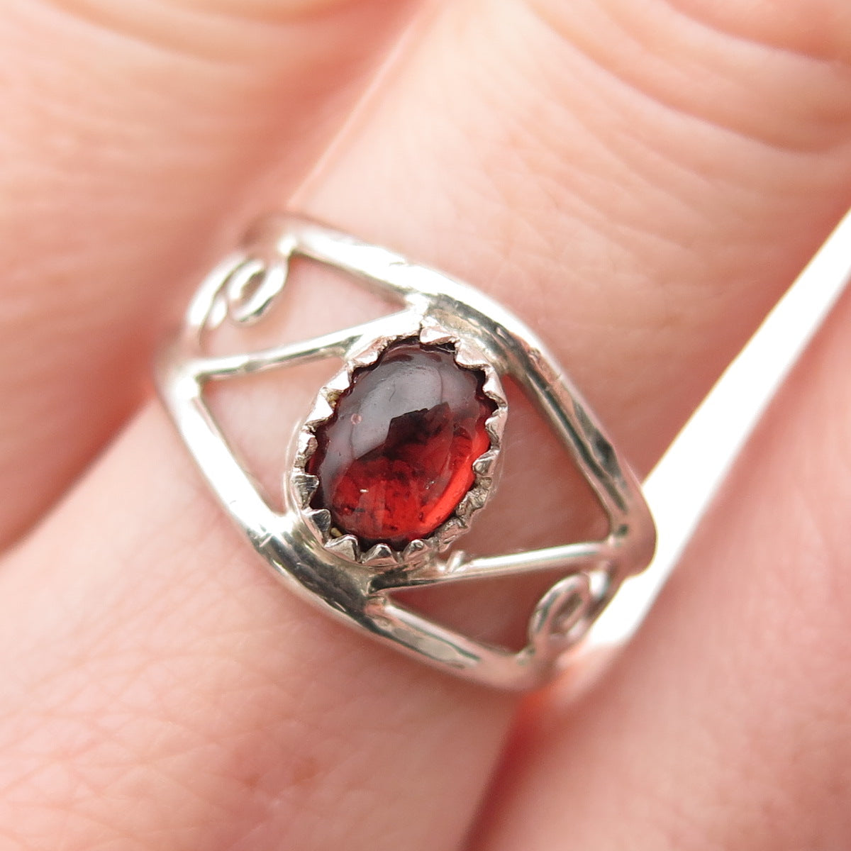 925 Sterling Silver Vintage Real Red Garnet Swirl Ring Size 7.75