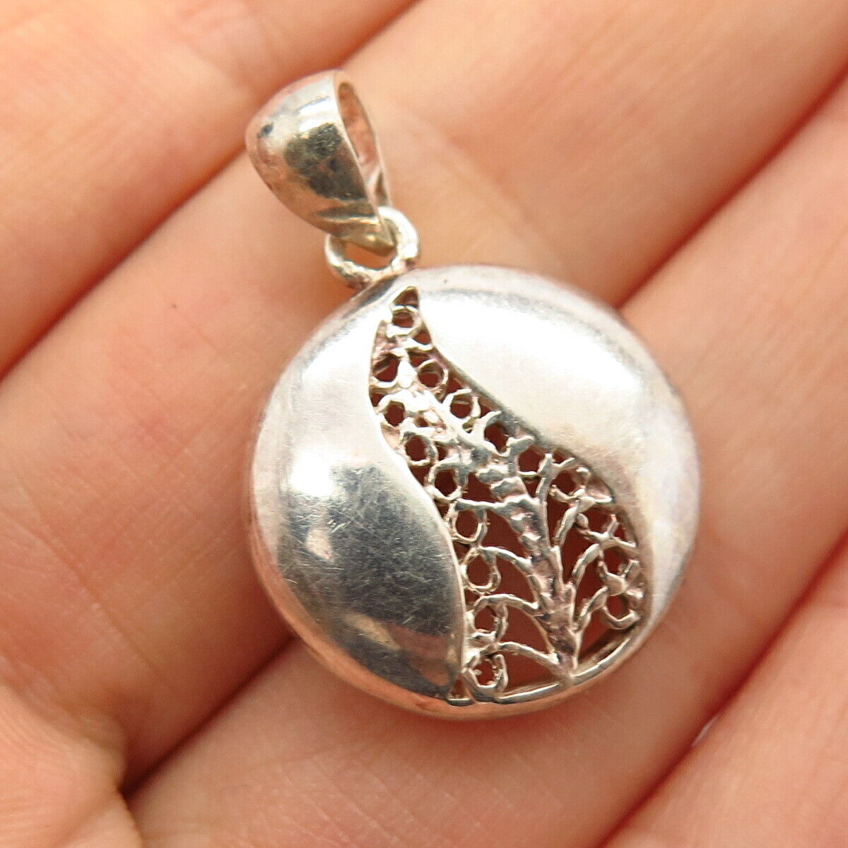 925 Sterling Silver Ornate Design Round Pendant