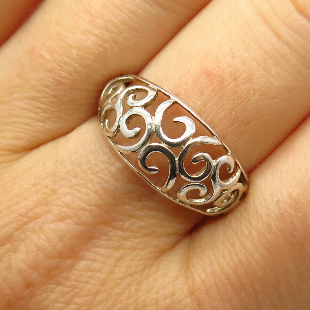 925 Sterling Silver Carved Swirl Design Ring Size 9