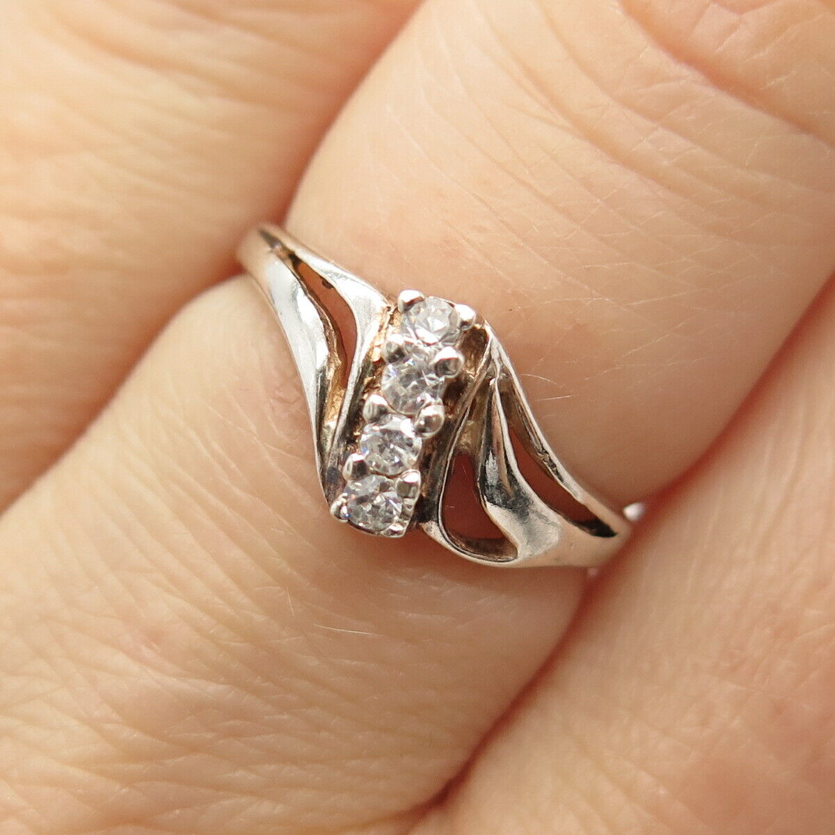 925 Sterling Silver C Z Wavy Ring Size 7