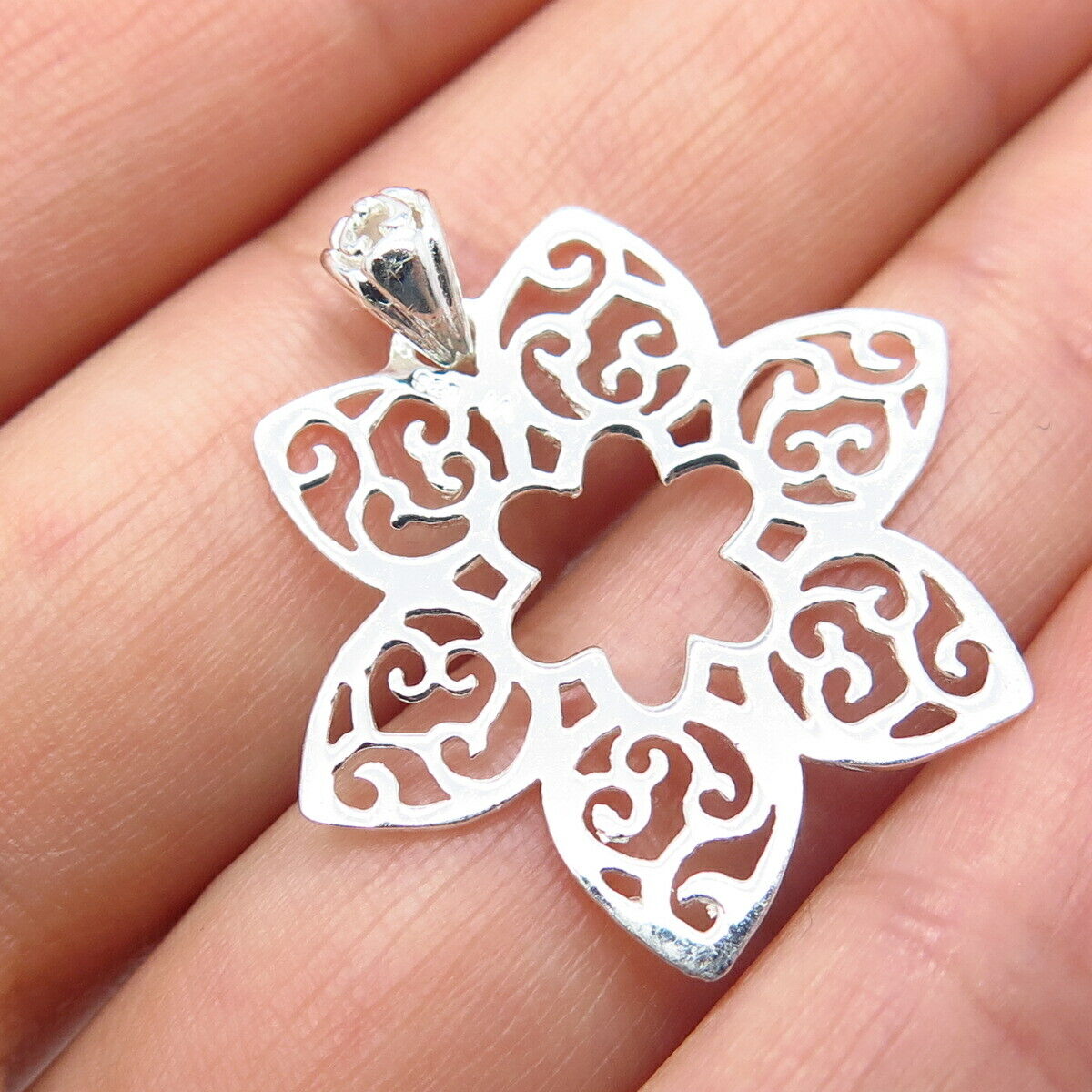 925 Sterling Silver Ornate Floral Pendant