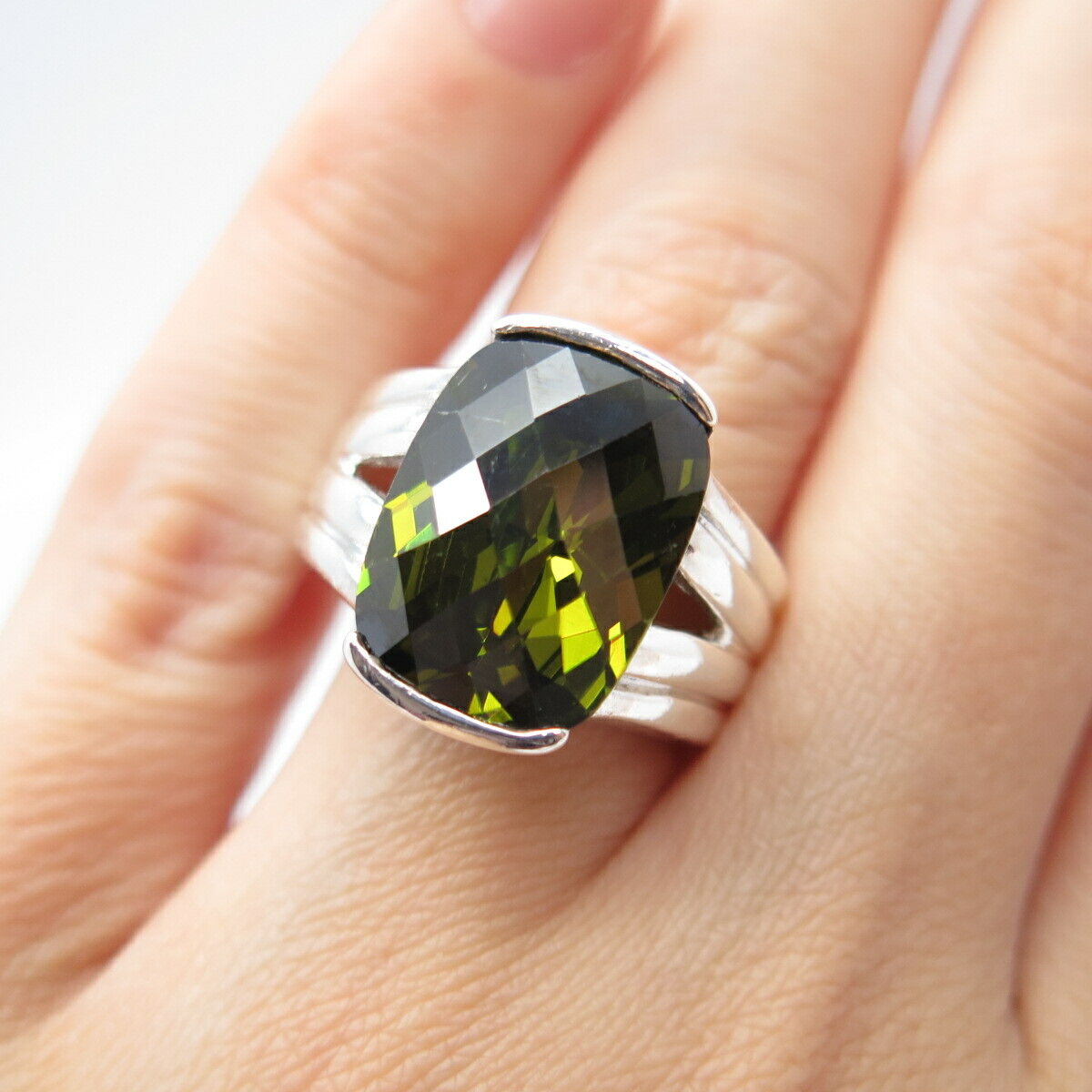925 Sterling Silver Peridot-Tone C Z Ring Size 6