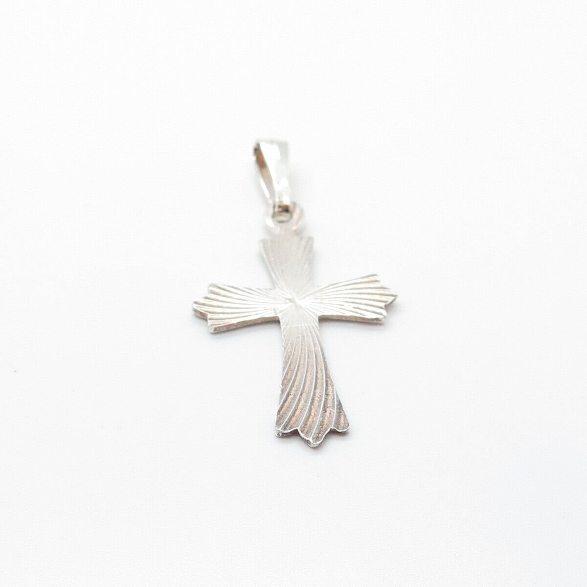 925 Sterling Silver Vintage Ribbed Religious Cross Pendant