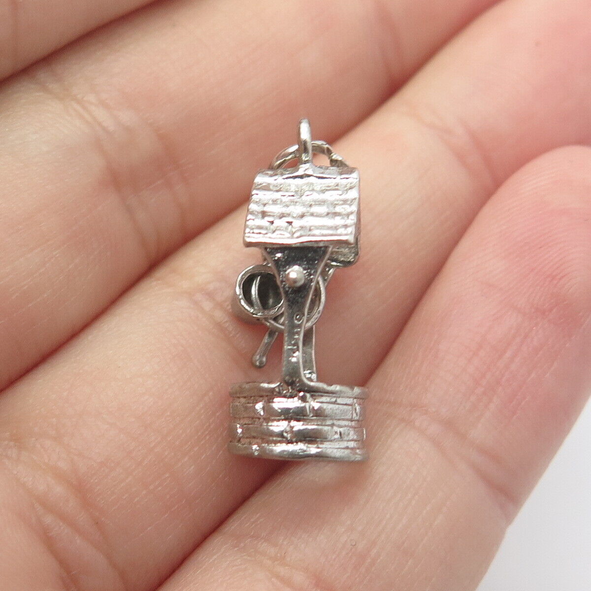 925 Sterling Silver Vintage Well Pendant