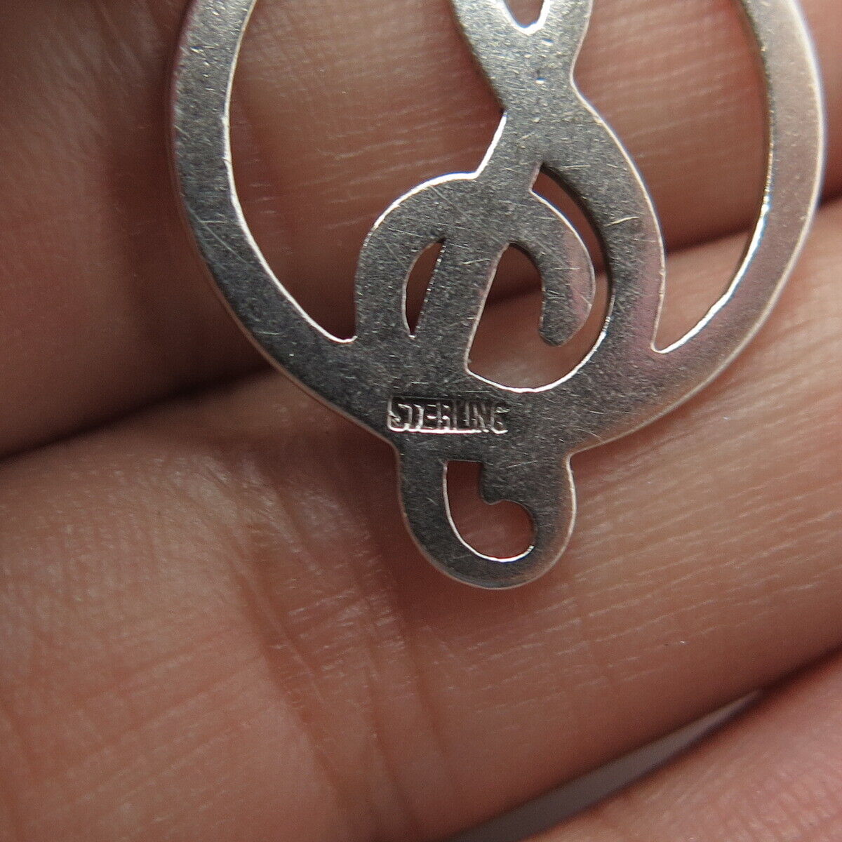 925 Sterling Silver Vintage Treble Clef Musical Note Round Pendant