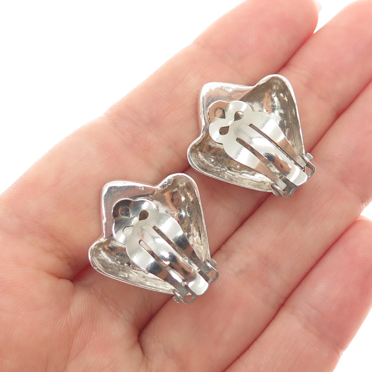925 Sterling Silver Vintage Modernist Letter V Clip On Earrings