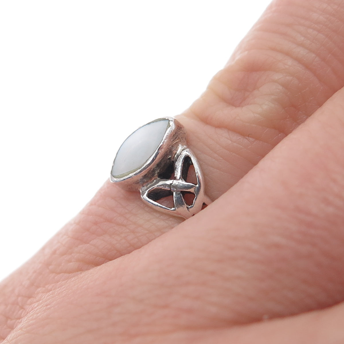 925 Sterling Silver Vintage Real MOP Celtic Trinity Knot Ring Size 5