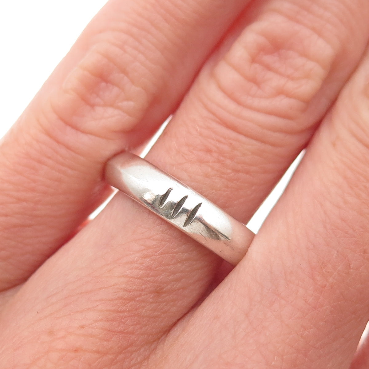 925 Sterling Silver Vintage Ribbed Oxidized Band Ring Size 5.75