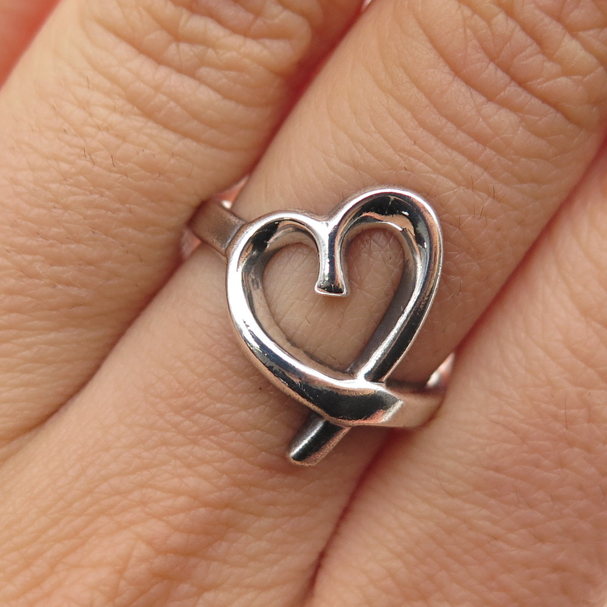 925 Sterling Silver Vintage Modernist Loving Heart Oxidized Ring Size 7.25