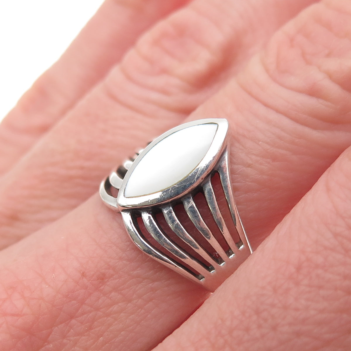 925 Sterling Silver Vintage Real MOP Modernist Oxidized Ring Size 7