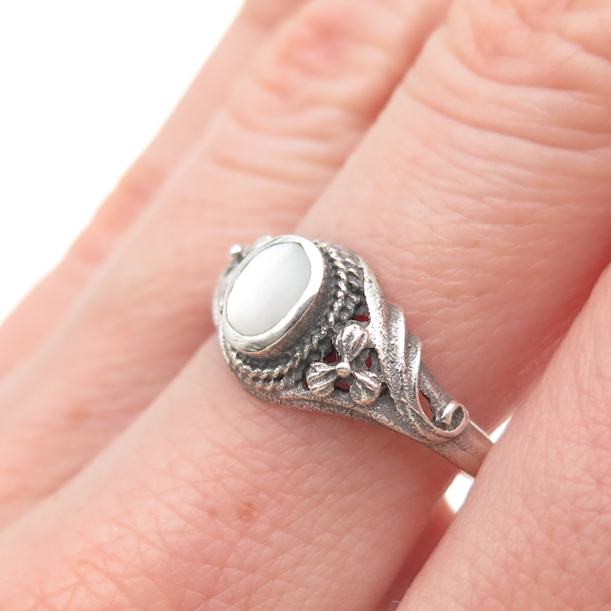 925 Sterling Silver Vintage Real MOP Flower Blossom Oxidized Ring Size 8.75