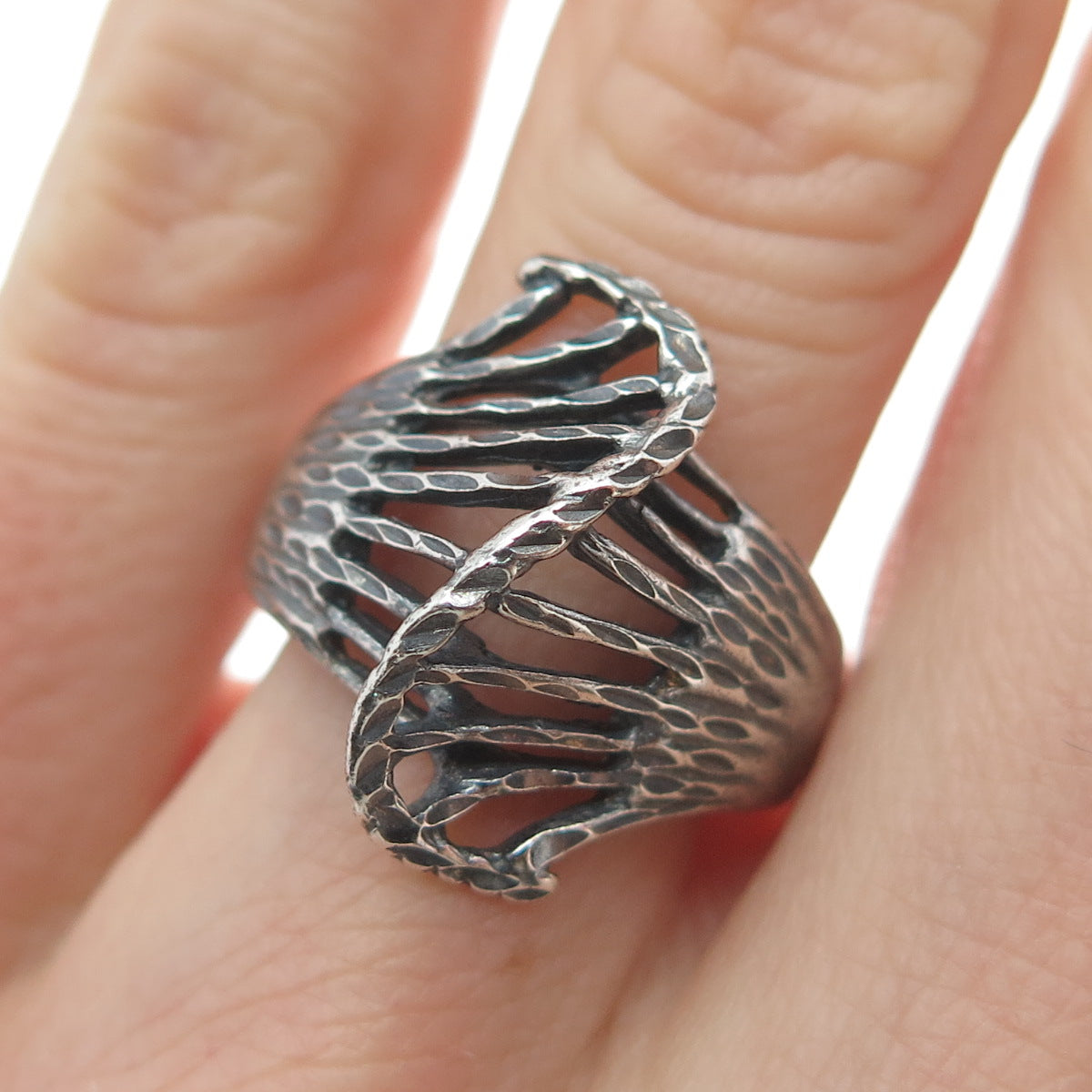 925 Sterling Silver Vintage Diamond-Cut Wavy Spine Oxidized Ring Size 6.75