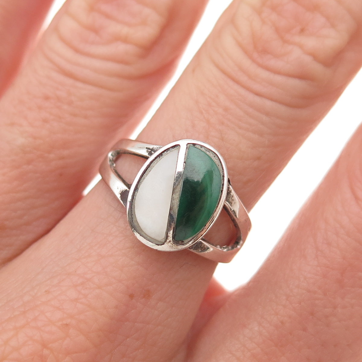 Old Pawn 925 Sterling Silver Vintage Southwestern MOP & Malachite Ring Size 6.5