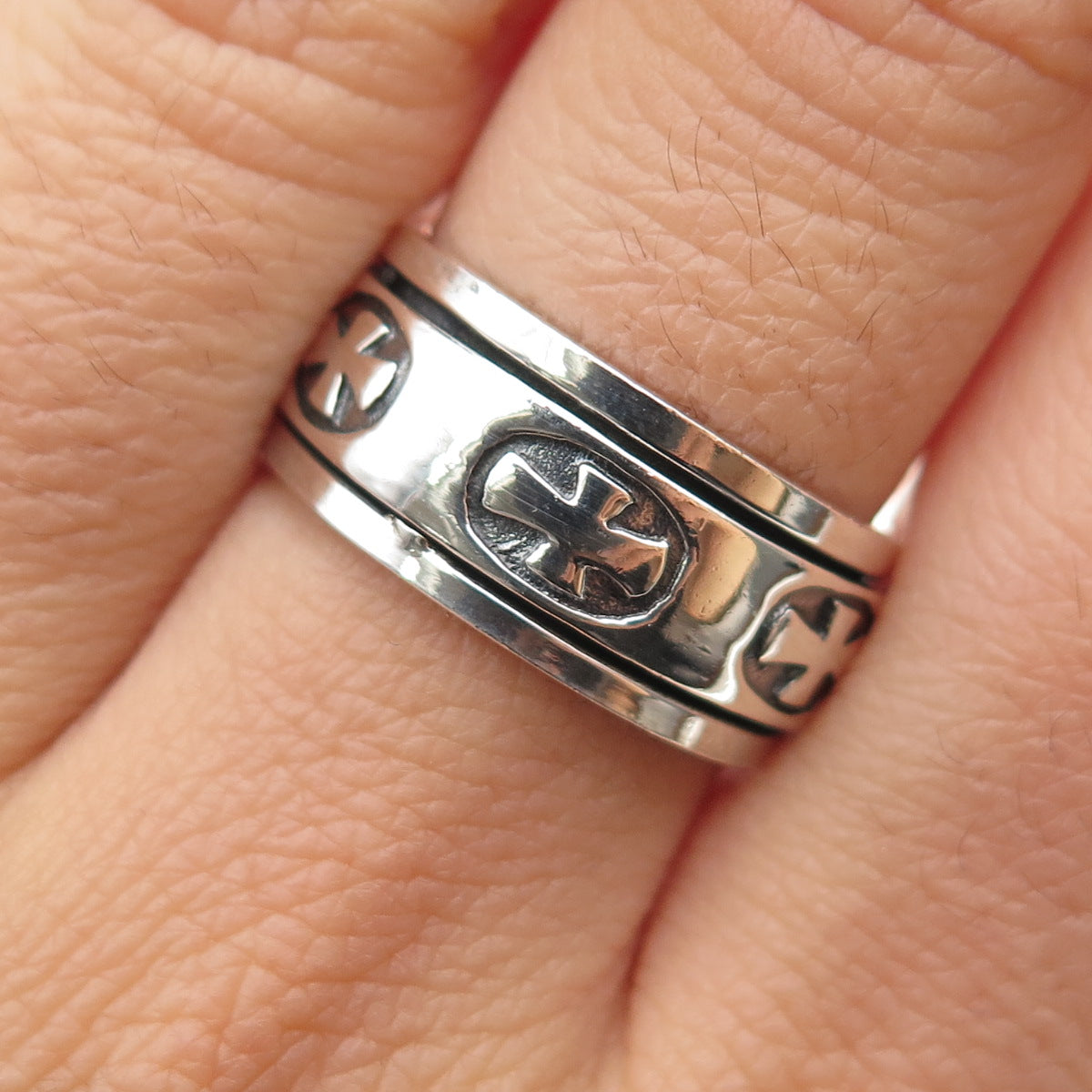925 Sterling Silver Vintage Cross Oxidized Rotating Band Ring Size 7.75