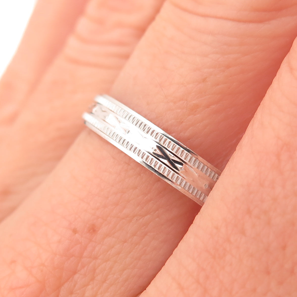 925 Sterling Silver Vintage Diamond-Pattern Band Ring Size 8