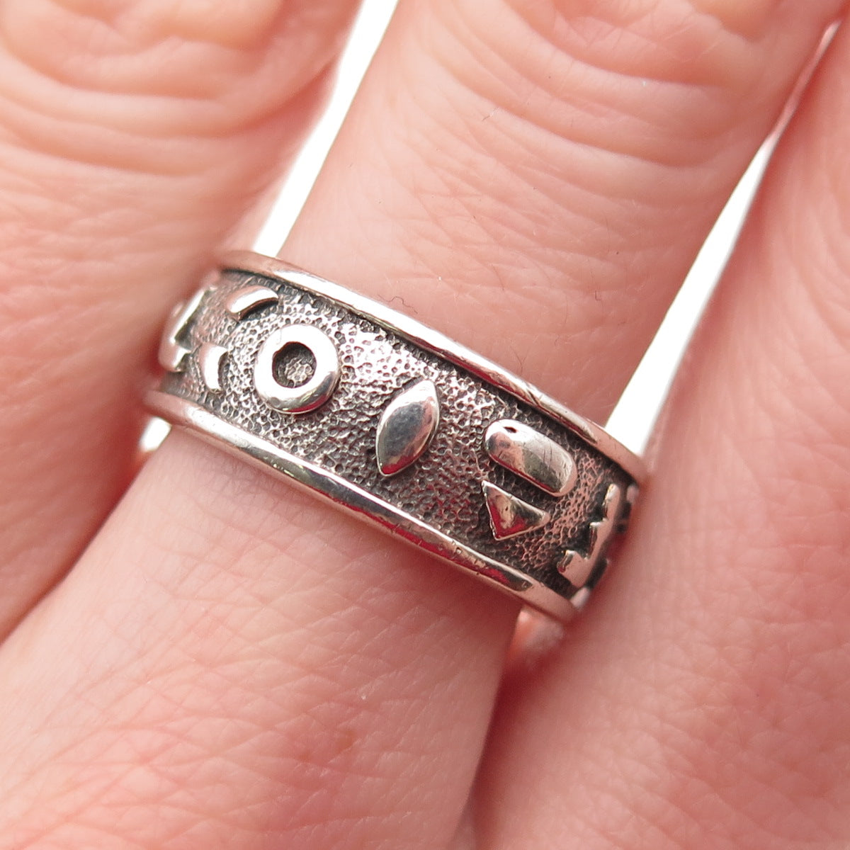 925 Sterling Silver Vintage Symbol All Around Oxidized Band Ring Size 7
