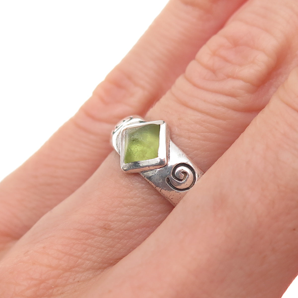 925 Sterling Silver Vintage MWD Real Peridot Spiral Oxidized Ring Size 6