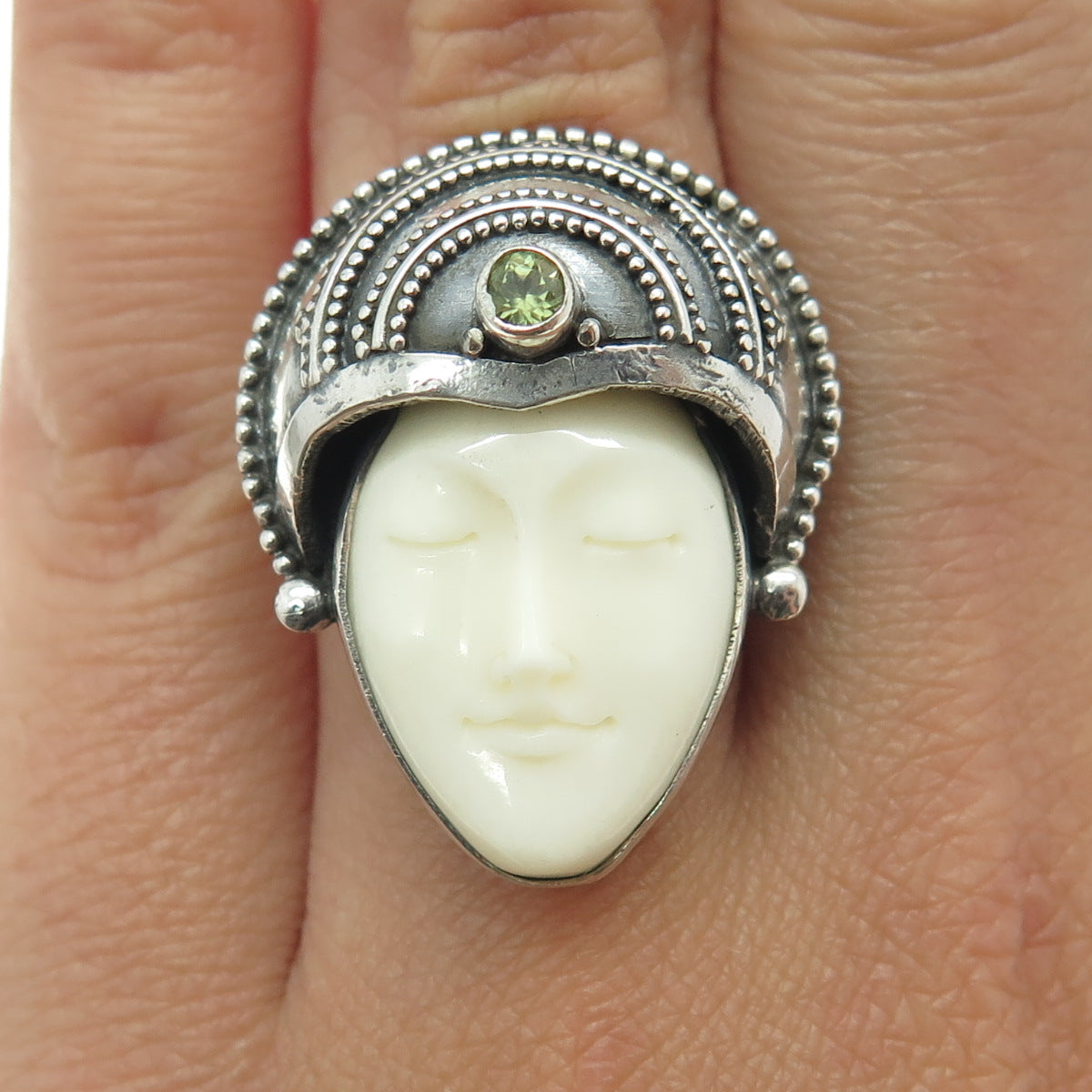 925 Sterling Silver Vintage Real Peridot & Carved MOP Moon Goddess Ring Size 6