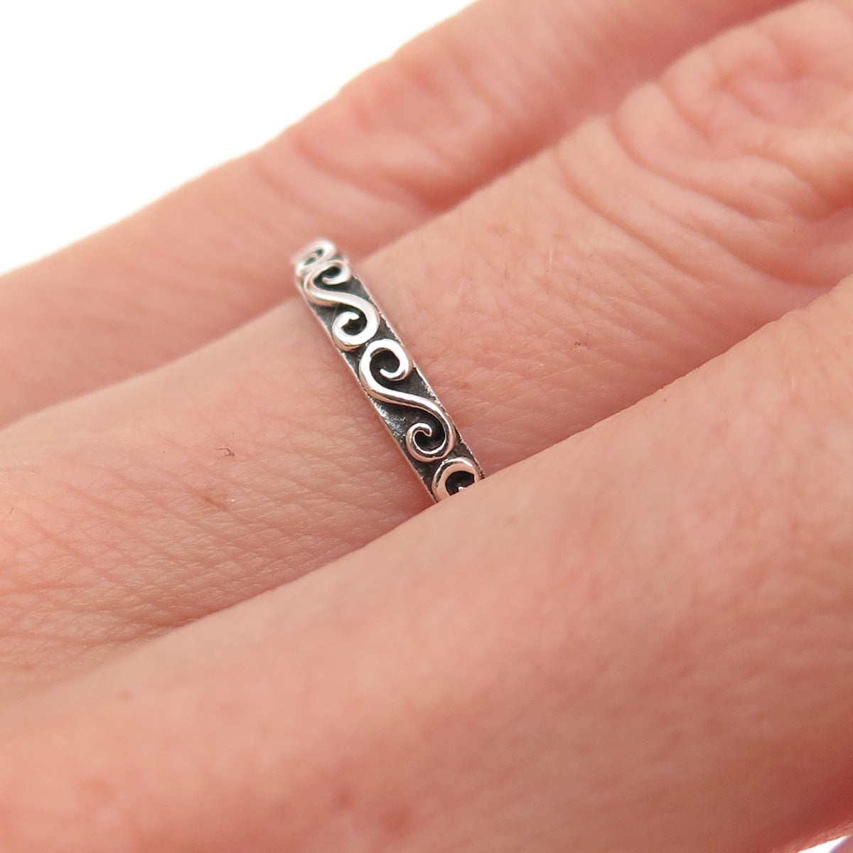 925 Sterling Silver Vintage Swirl Stackable Oxidized Band Ring Size 5.5
