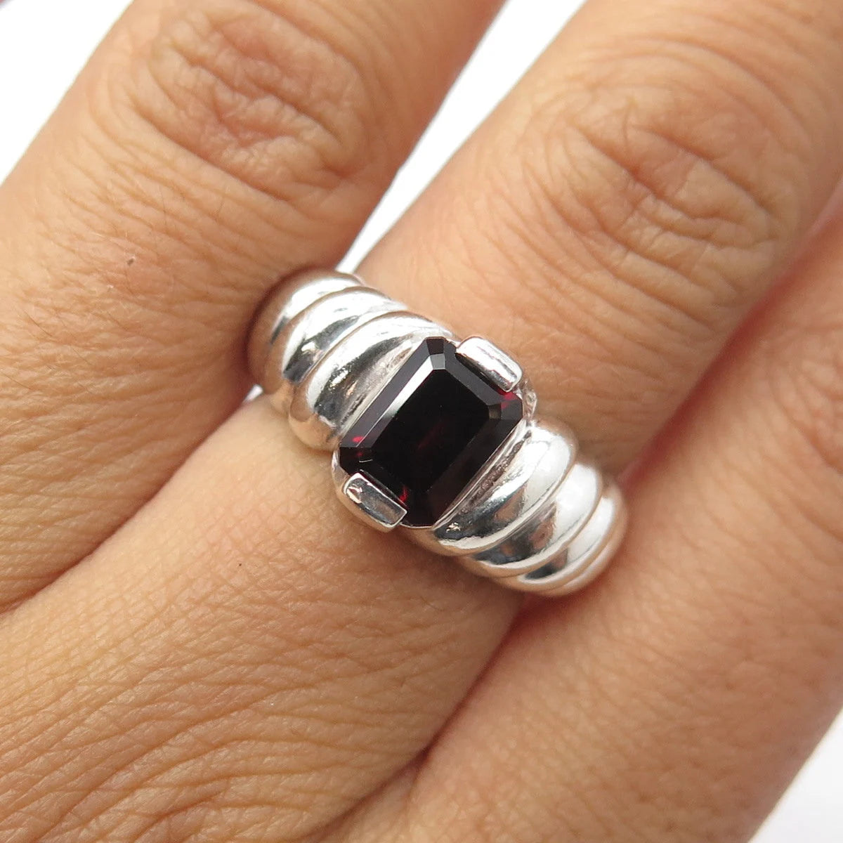 925 Sterling Silver Vintage Chapal-Zenray Red Garnet Puffy Ribbed Ring Size 6.75